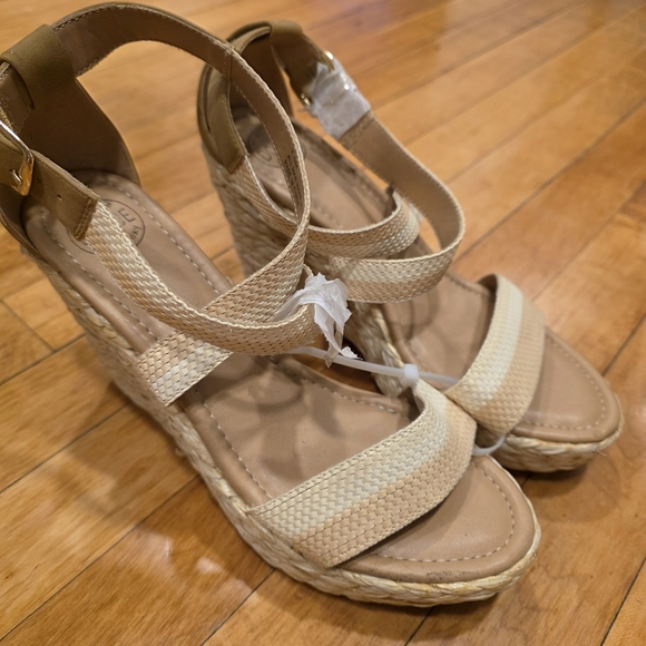 Mojo Moxy Tan Wedge Sandals - Picture 3 of 4